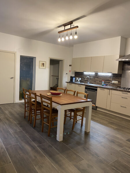 Ingericht keuken met eettafel voor 6. Guanto vakantie appartement voor 2 personen in Ronse.
